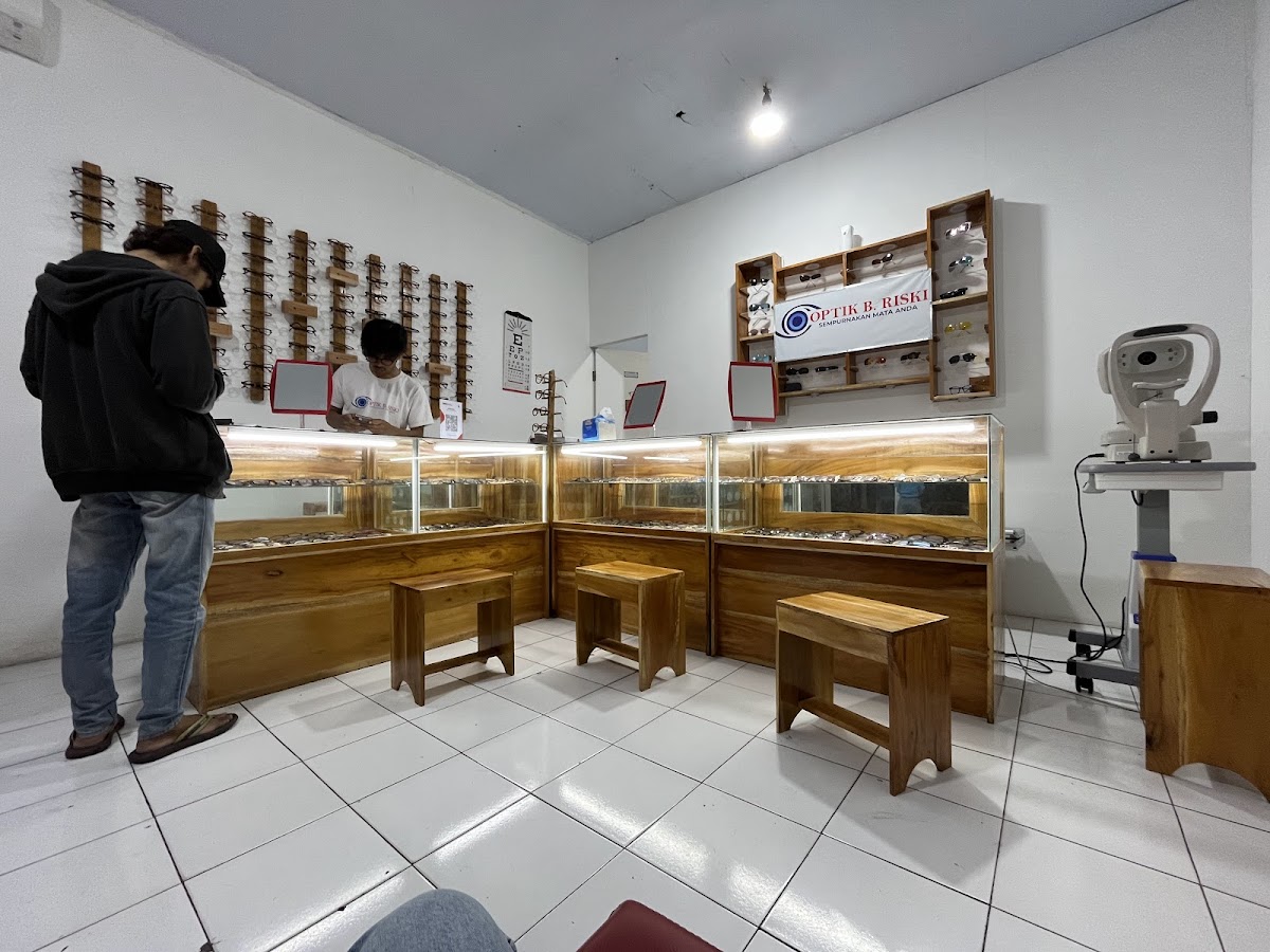 Optik B. Riski Sleman
